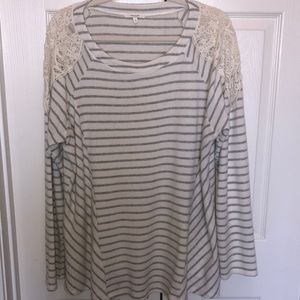 Stripped sweater with lace on shoulders